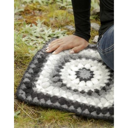 Drops Garnstudio Slate Rose by DROPS Design Sitteunderlag Hekleoppskrift 36x36 cm Drops Garnstudio Slate Rose by DROPS Design Sitteunderlag Hekleoppskrift 36x36 cm