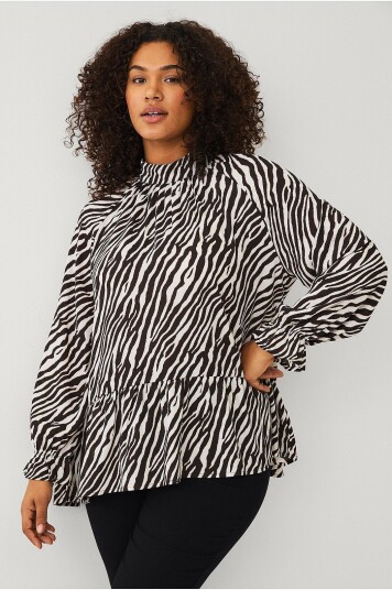 Ellos Plus Collection Chiffongbluse med volanger Svart