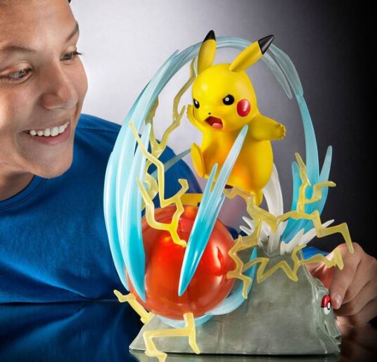 Fritz Hansen Pokémon Deluxe Pikachu Samlerfigur med Lyd og Lys - 33 cm Fritz Hansen Pokémon Deluxe Pikachu Samlerfigur med Lyd og Lys - 33 cm