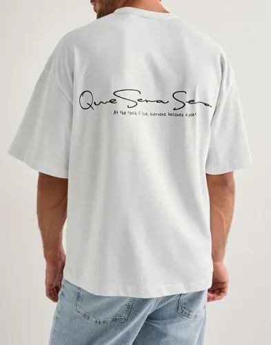 Que Sera Sera Boxy Signature Tee T skjorte med trykk Hvit