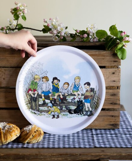 Astrid Lindgren Bakkebygrenda Serveringsbrett Ø31cm