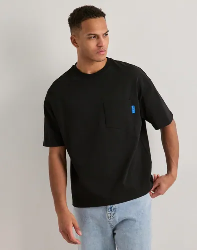 Que Sera Sera Boxy Pocket Tee Oversized t shirts Svart Que Sera Sera Boxy Pocket Tee Oversized t shirts Svart