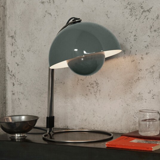 Flowerpot VP4 bordlampe steinblå 36 cm – &TRADITION   Stue   Design   Metall   Med skjerm