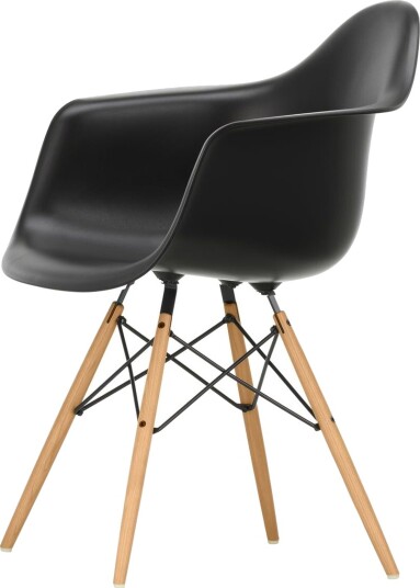 Vitra Eames Plastic DAW Spisestol Sort/Gullen Lønn Vitra Eames Plastic DAW Spisestol Sort/Gullen Lønn