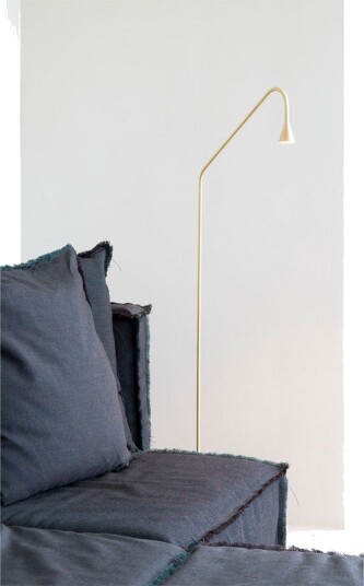 Austere F Gulvlampe Gunmetal   Trizo21   Stue   Messing