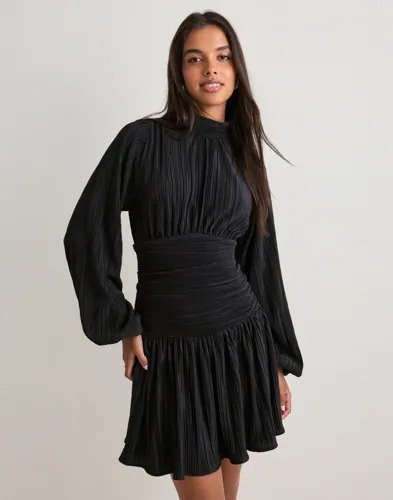 Nelly Svart Pleated Flounce Dress
