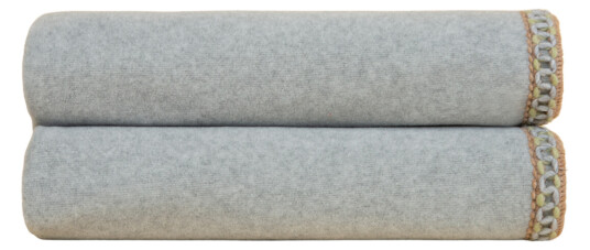 Frati Home Grigio perla bambuspledd med bord 160x200 cm Frati Home Grigio perla bambuspledd med bord 160x200 cm