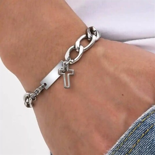 Armbånd i kors og rustfritt stål. Armbånd i kors og rustfritt stål.