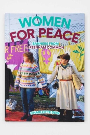 Women For Peace: Banners From Greenham Common Av Charlotte Dew