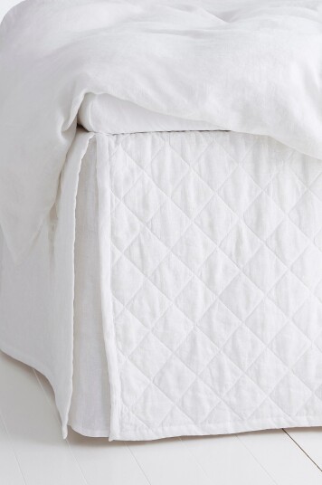 Ellos Home Sengekappe Candice Quilted i vasket lin høyde 60 cm Hvit