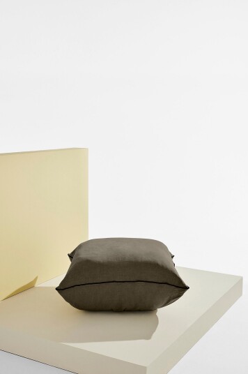 Jotex Puff i Lin Lin/Kryssfiner/Andefjær Varm pæregrå Gia 1680166030 Jotex Puff i Lin Lin/Kryssfiner/Andefjær Varm pæregrå Gia 1680166030