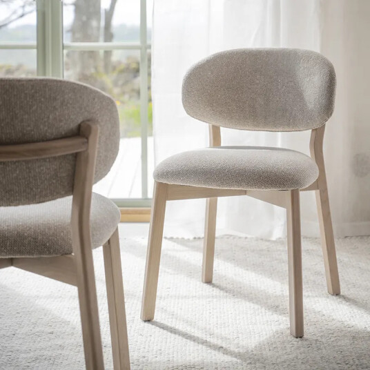 Rowico Home Patterson stol beige stoff / hvitpigmentert eik Rowico Home Patterson stol beige stoff / hvitpigmentert eik