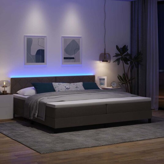 Seng med fjærmasse og LED Mørk Brun 200x200 cm Stoff