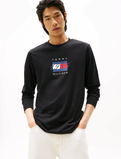 Tommy Hilfiger Linear Flag Graphic Ls Tee - Black - M Tommy Hilfiger Linear Flag Graphic Ls Tee - Black - M