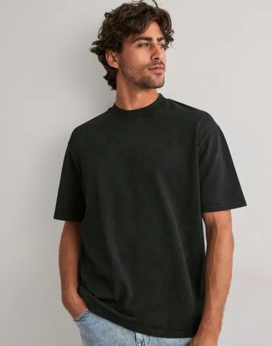 Que Sera Sera Wayne Washed Boxy Tee T Shirt & Singletter Svart