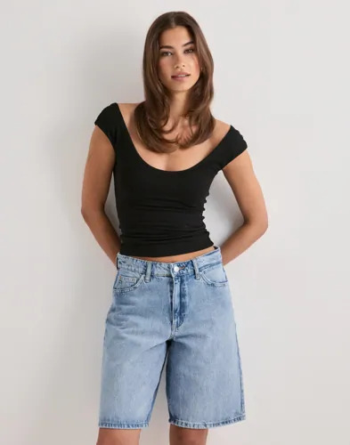Nelly Svart Deep Scoop Neck Top