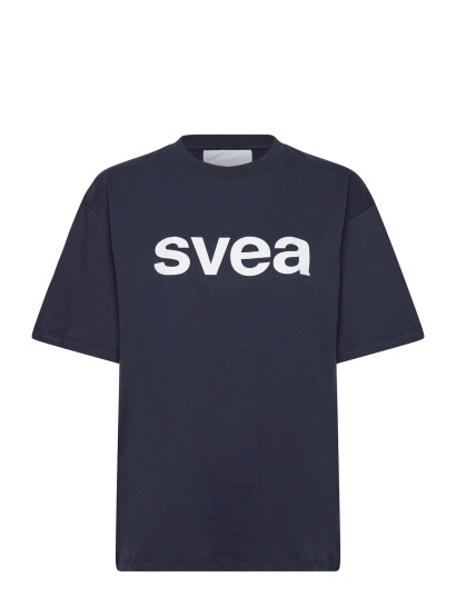 Svea Swaustin Boxy Logo Ss T-Shirt - Navy - L Svea Swaustin Boxy Logo Ss T-Shirt - Navy - L