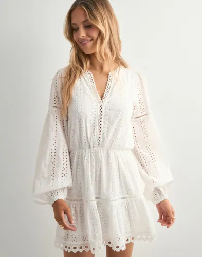 Nelly Hvit Embroidered Dress