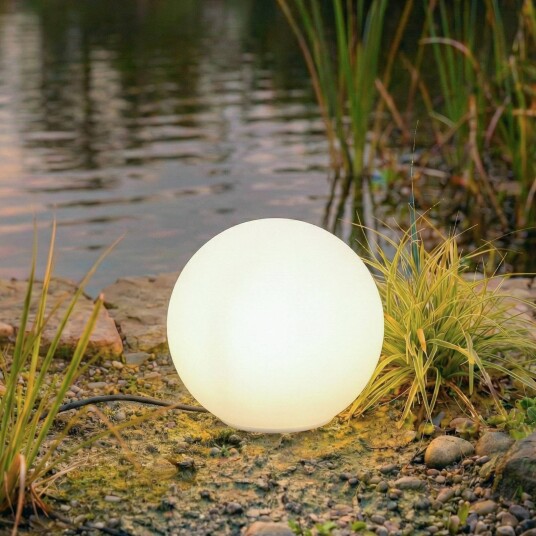 Lindby kule lampeformet lampe Valyra Ø 30 cm IP54 jordspyd Valyra Hvit / opal Kunststoff Moderne