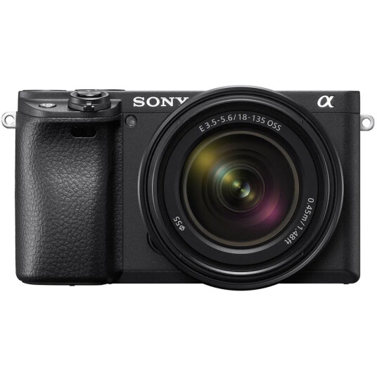 Sony a6400 Kit med 18-135 f/3.5-5.6 OSS Kamerapakke med objektiv Sony a6400 Kit med 18-135 f/3.5-5.6 OSS Kamerapakke med objektiv