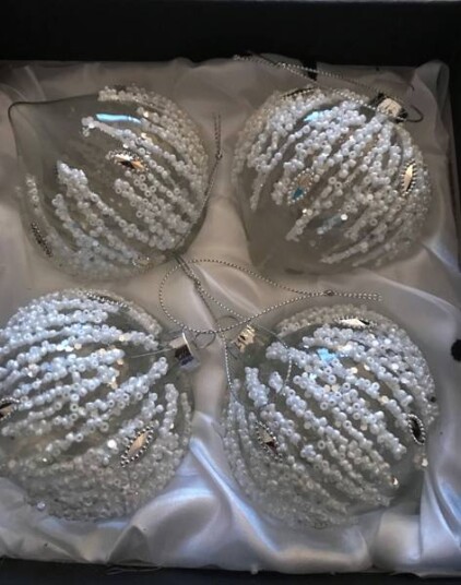 Julekuler i glass hvite perler og diamanter fra Borg