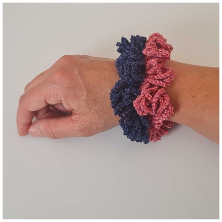 Ida Flower Scrunchie av Rito Krea Hekleoppskrift på scrunchie Ida Flower Scrunchie av Rito Krea Hekleoppskrift på scrunchie