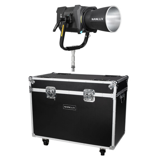 Nanlux Evoke 1200B Spot Light LED lampe og Flight Case Nanlux Evoke 1200B Spot Light LED lampe og Flight Case