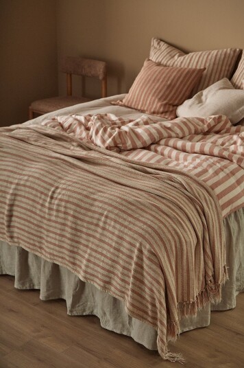 Ellos Home Sengeteppe / pledd Dima Beige