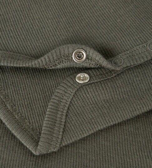 Name It Body I/e Ull/Silke Rib NBMWossa Gløgg med basili Name It 62 Langermet Body Armygrønn