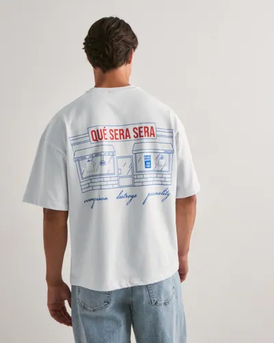 Que Sera Sera Boxy Store Tee T-skjorte med trykk Hvit Que Sera Sera Boxy Store Tee T-skjorte med trykk Hvit