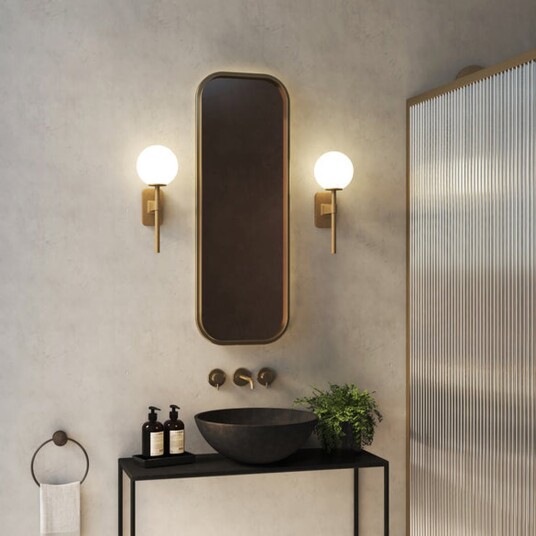 Astro Lighting Tacoma Single vegglampe IP44 - Antikk messing/Opal kuppel Astro Lighting Tacoma Single vegglampe IP44 - Antikk messing/Opal kuppel
