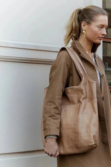 Re:Designed by Dixie Lyra Urban skulderveske i skinn Taupe Re:Designed by Dixie Lyra Urban skulderveske i skinn Taupe