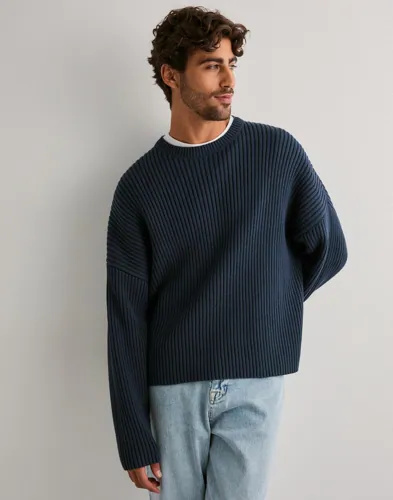 Que Sera Sera Roy Ribbed Knit Sweater Strikkegensere Blå Que Sera Sera Roy Ribbed Knit Sweater Strikkegensere Blå