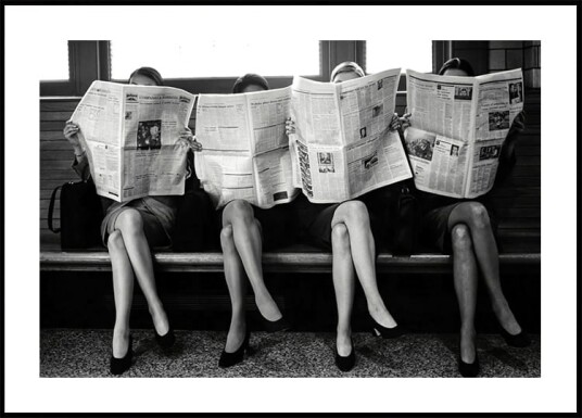 Women Reading Newspapers Plakat Plakat / 21x30cm