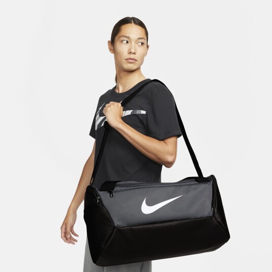 Nike Brasilia Small Duffel Bag, treningsbag FLINT GREY/BLACK/WHI Nike Brasilia Small Duffel Bag, treningsbag FLINT GREY/BLACK/WHI