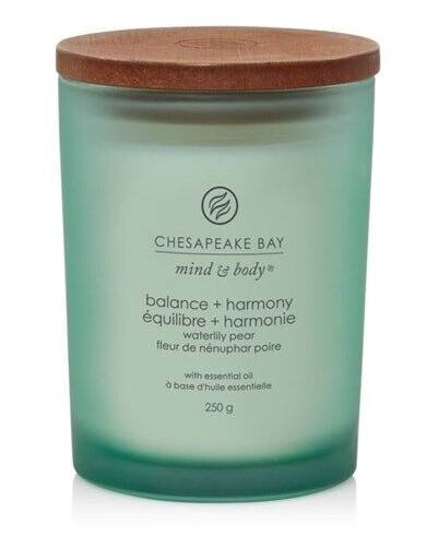 Chesapeake Bay Scented candle with wooden lid - Waterlily Pear