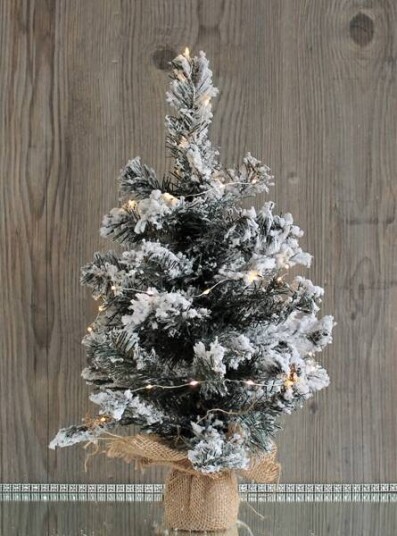 Juletre snøpyntet med striesekk