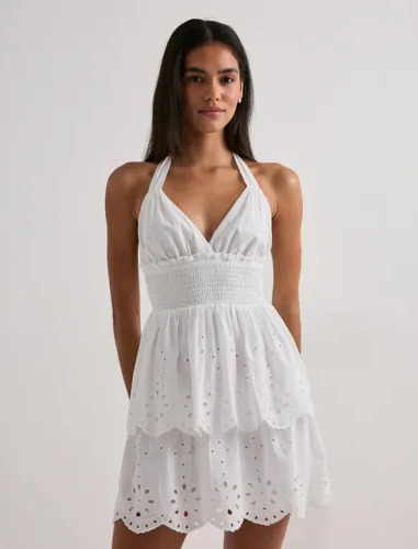 Nelly Hvit Tied Embroidered Dress