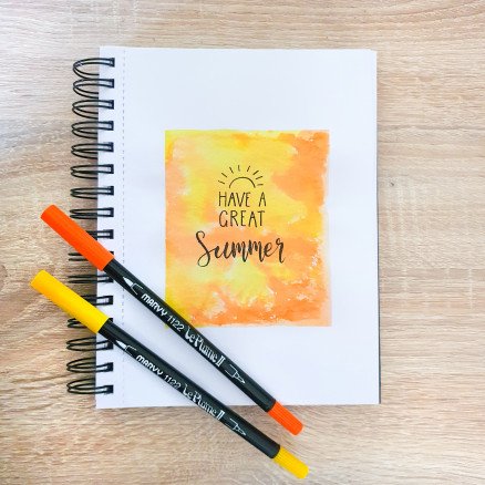 Lettering på akvarellbakgrunn av Rito Krea Lettering DIY