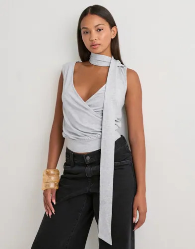 Nelly Grå Soft Wrap Scarf Top