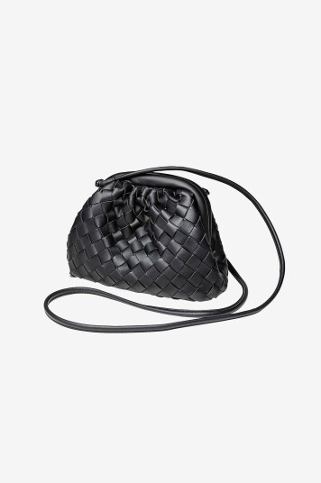Bow19 Details Vesken Dumpling Bag Braided Svart