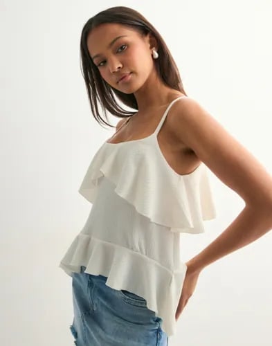 Nelly Hvit Cute Flounce Strap Top