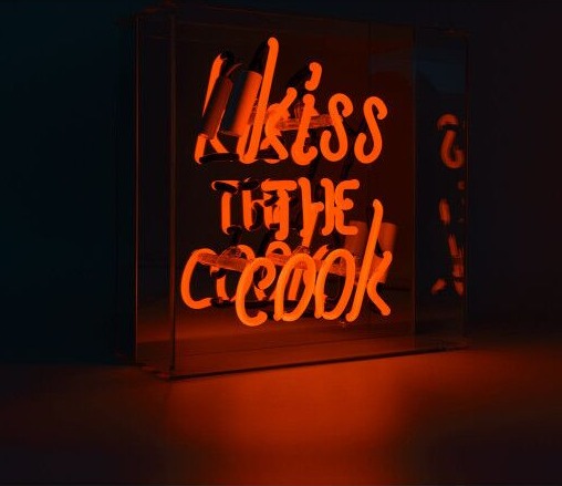 Locomocean Kiss the Cook neonskilt