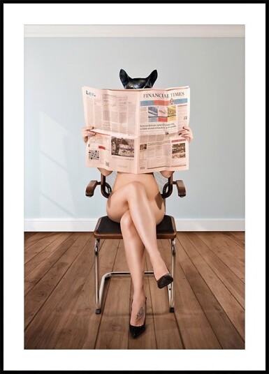 Catwoman reads newspaper Plakat Plakat / 70x100cm Catwoman reads newspaper Plakat Plakat / 70x100cm