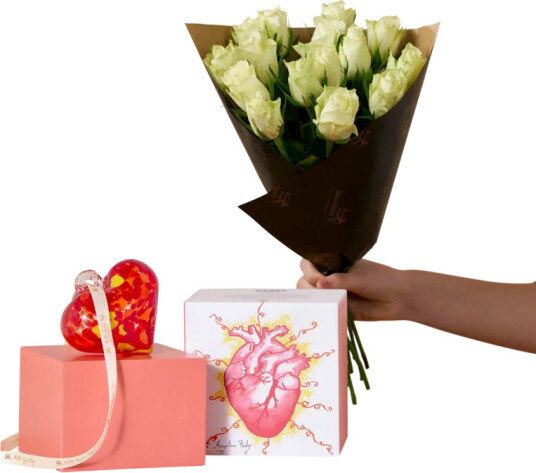 Interflora bukett 15 hvite roser med TIL DEG glasshjerte Interflora bukett 15 hvite roser med TIL DEG glasshjerte