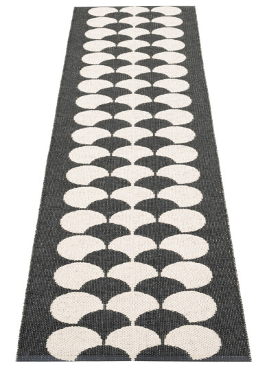 Pappelina Poppy matte sort vanilje 70x250 cm