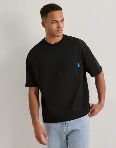 Que Sera Sera Boxy Pocket Tee Oversized t shirts Svart