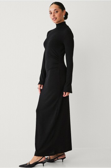 Ellos Collection Strikket kjole med sidedrapering Svart