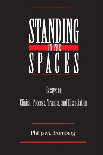 Standing In The Spaces Av Philip M. (William Alanson White Institute New York Usa) Bromberg