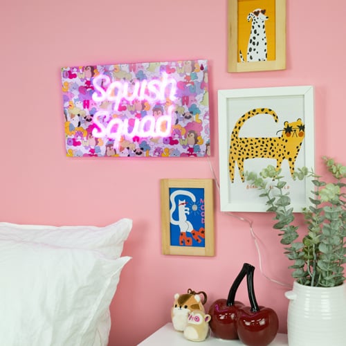 Squishmallows Squish Squad Neon vegglampe Neonrosa